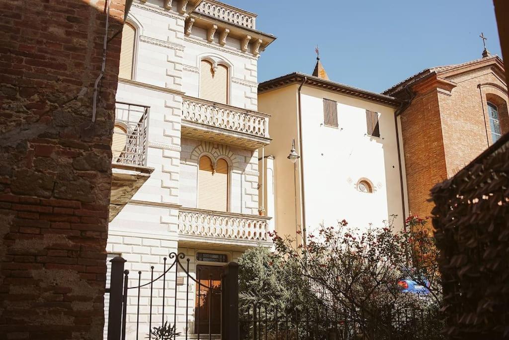 Casa Vacanze L'Angolo Fiorito Bettolle Exterior foto