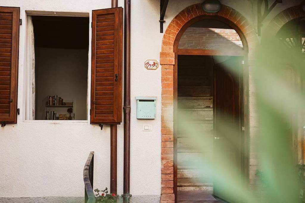 Casa Vacanze L'Angolo Fiorito Bettolle Exterior foto