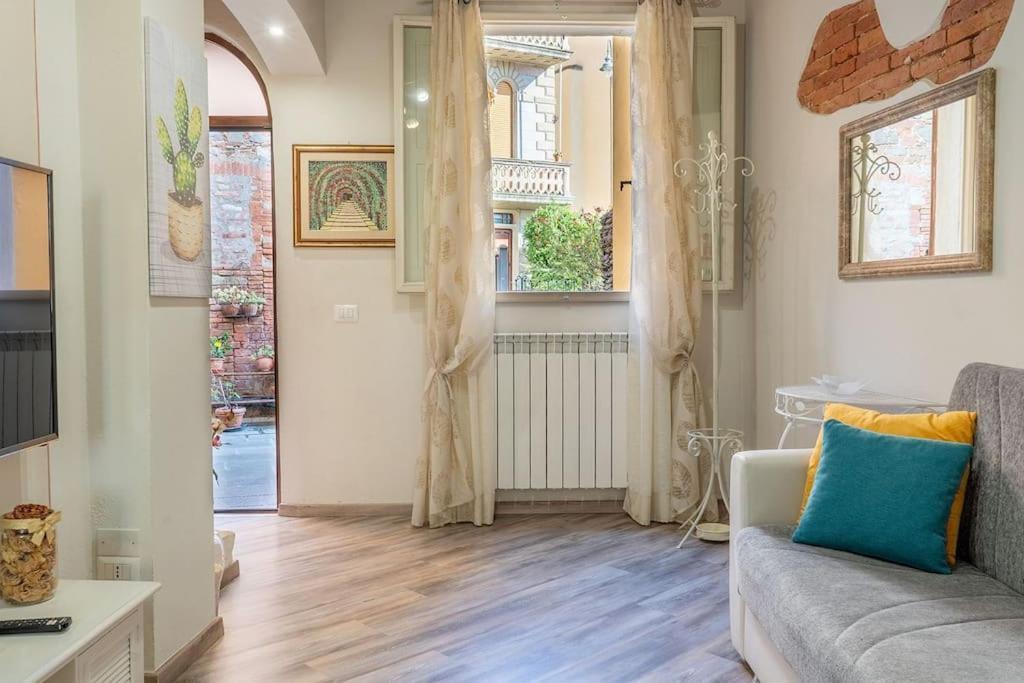 Casa Vacanze L'Angolo Fiorito Bettolle Exterior foto